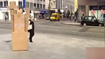 国外恶作剧：“纸箱人”恶搞街头路人