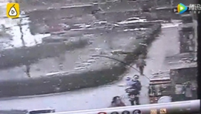 监拍母亲低头玩手机 5分钟才知身后孩子跟丢