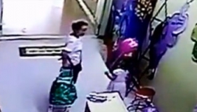 过分！母亲教唆3岁女儿偷包 监控拍下整个过程