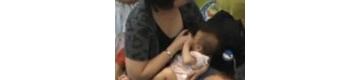 【拍客】辣妈当街集体给孩子哺乳宣传母乳喂养