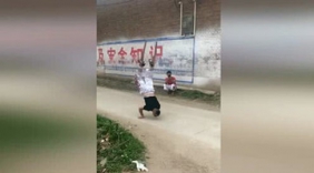 牛人踩高跷，艺高人胆大