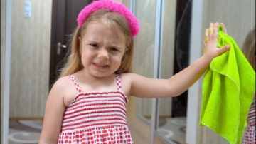 太奇怪，萌娃小萝莉在打扫卫生，可是为何不开心？小正太做了什么？儿童亲子益智趣味游戏玩具故事