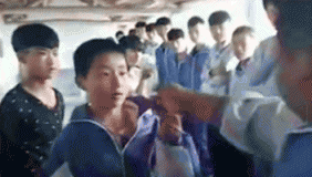 实拍多名男生厕所围殴同学 推倒在地用脚猛踹