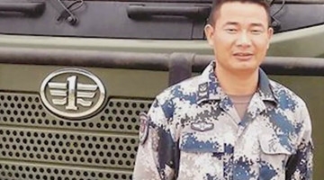 女司机驾车一家人坠河 空降兵跳河救全家五口