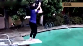 外国人恶搞自己女朋友下手太狠了