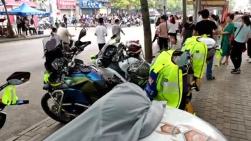 河南百辆豪华摩托组爱心车队服务考生 最贵车值20万