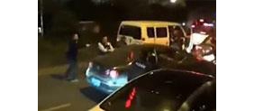 【拍客】成都男子闹市撞多辆豪车逃窜