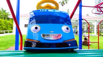 萌娃小可爱的玩具汽车可真是贪玩呢！—萌娃：这家伙太淘气啦！真是让我操碎了心！