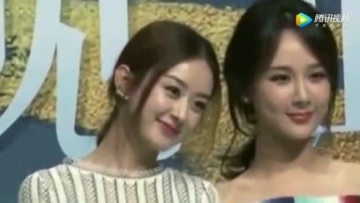 赵丽颖与喵星人同框嘟嘴求亲亲 猫满脸嫌弃表情亮了