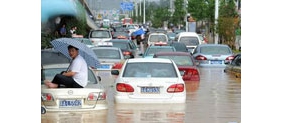 【拍客】 暴雨侵袭多地内涝成泽国 城市化进程成暴雨诱因