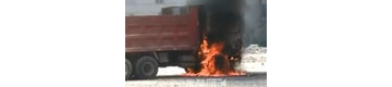 【拍客】直击湖南高温致大货车自燃烧成骨架