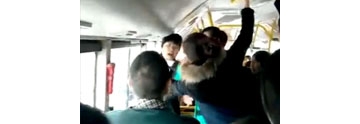【拍客】公交大妈独占4座狂骂乘客 引众怒!