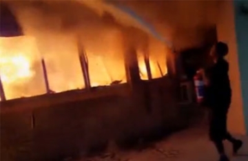 【拍客】实拍南非大学生不满学校搜查手机放火烧教学楼