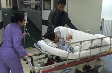 【拍客】南航乘客病倒无人抬 自己爬下飞机上救护车