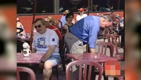 老外恶搞路人又出新花招，感觉这是个有味道的视频