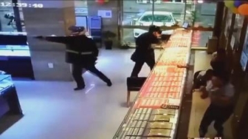 监拍沈阳一金店被劫 两男子持枪抢走大量金首饰