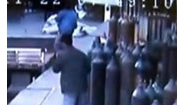 【拍客】监拍液化气体运输车爆炸2人当场炸死