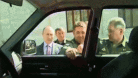 俄军官开军车门拽一下把就掉 普京在一旁看楞