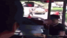 实拍安徽三男子开车拦停公交 翻窗而入暴打司机