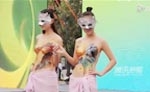 【拍客】实拍人体模特胸前彩绘山水画美轮美奂