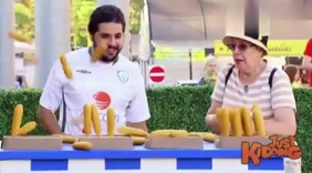 老外街头恶搞 热狗炸弹