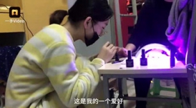 女大学生宿舍开美甲店：初中开始做