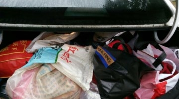 网友十一返程晒“父母的爱”：家人缝17双鞋垫