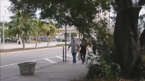 国外街头恶搞，男子路边专门恶搞路人，在国内这样子恶搞肯定不行