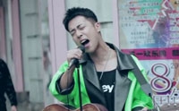超熱血MV!帅哥街头吉他弹唱《裸拼实力》