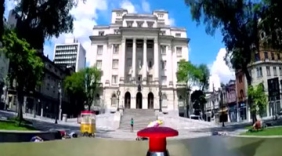 街头恶搞：不要碰这个按钮！100人恶搞一个人系列