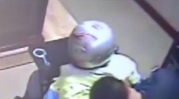 大理男子审讯期间戴头盔死亡 检方调查中