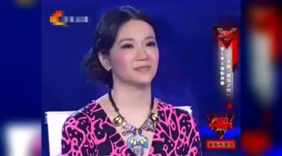 农村女人模仿男声女声唱腔自如，引来全场掌声一片，太牛了