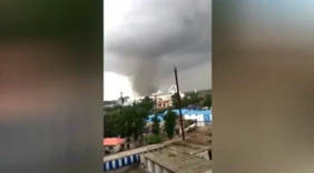 吉林松原震后遭龙卷风袭击 掀飞屋顶吹倒大树