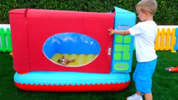 萌娃小可爱用机器帮助弟弟变出了一只真正的恐龙，两个小家伙太逗了！—萌娃：快跑呀！