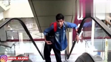 大晚上这样的装扮，出来吓人，要多惊悚有多惊悚