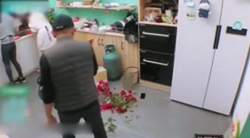 秦俊杰骑车带杨紫吃香锅