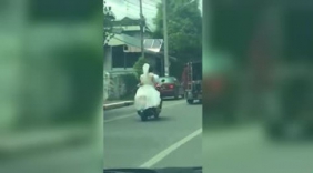 中国新人在泰国开摩托车秀恩爱 被交警拦下