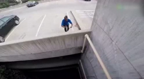 牛人们是这样下楼的 警察都来了