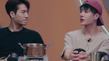 王一博跟王嘉尔谈话提到肖战，王嘉尔连忙道：真的吗？