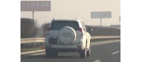 实拍高速公路飙车 惊现众多无牌、挡牌车