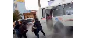 【拍客】俄热水管爆裂喷进公交车 乘客纷纷躲避多人烫伤