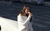 【拍客】玛莎拉蒂美女寒风中唱歌求爱国民老公王思聪!