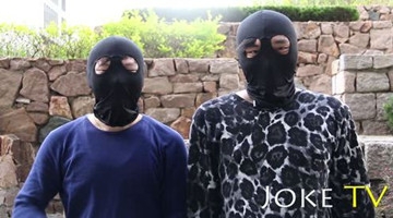 戴黑头套问路疯狂恶搞，吓懵路人！