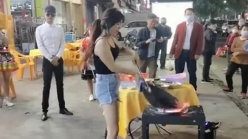 高手在民间，美女甩锅的技术太牛了，一般人还模仿不了！