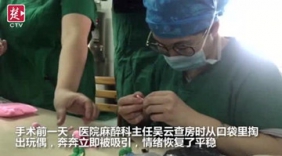 患病儿童害怕手术 医生捏玩偶将其哄进手术室
