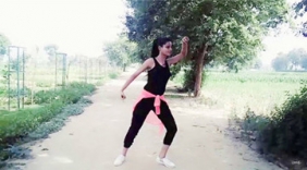 外国美女火力全开的舞蹈自拍在乡间的小路上