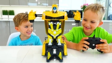 萌娃小可爱们的变形金刚玩具可真有趣呢！妈妈：玩具虽好，但是也得吃饭哟！