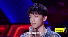 赵英博饱受非议，真情献唱彩虹！