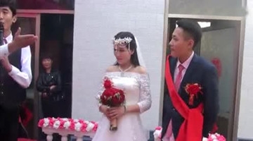 农村婚礼结婚当天，伴娘被恶搞，新娘直接脸红了