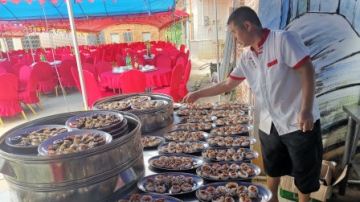 实拍广东农村孩子满月摆酒席，上菜方式很罕见，大城市很少见过